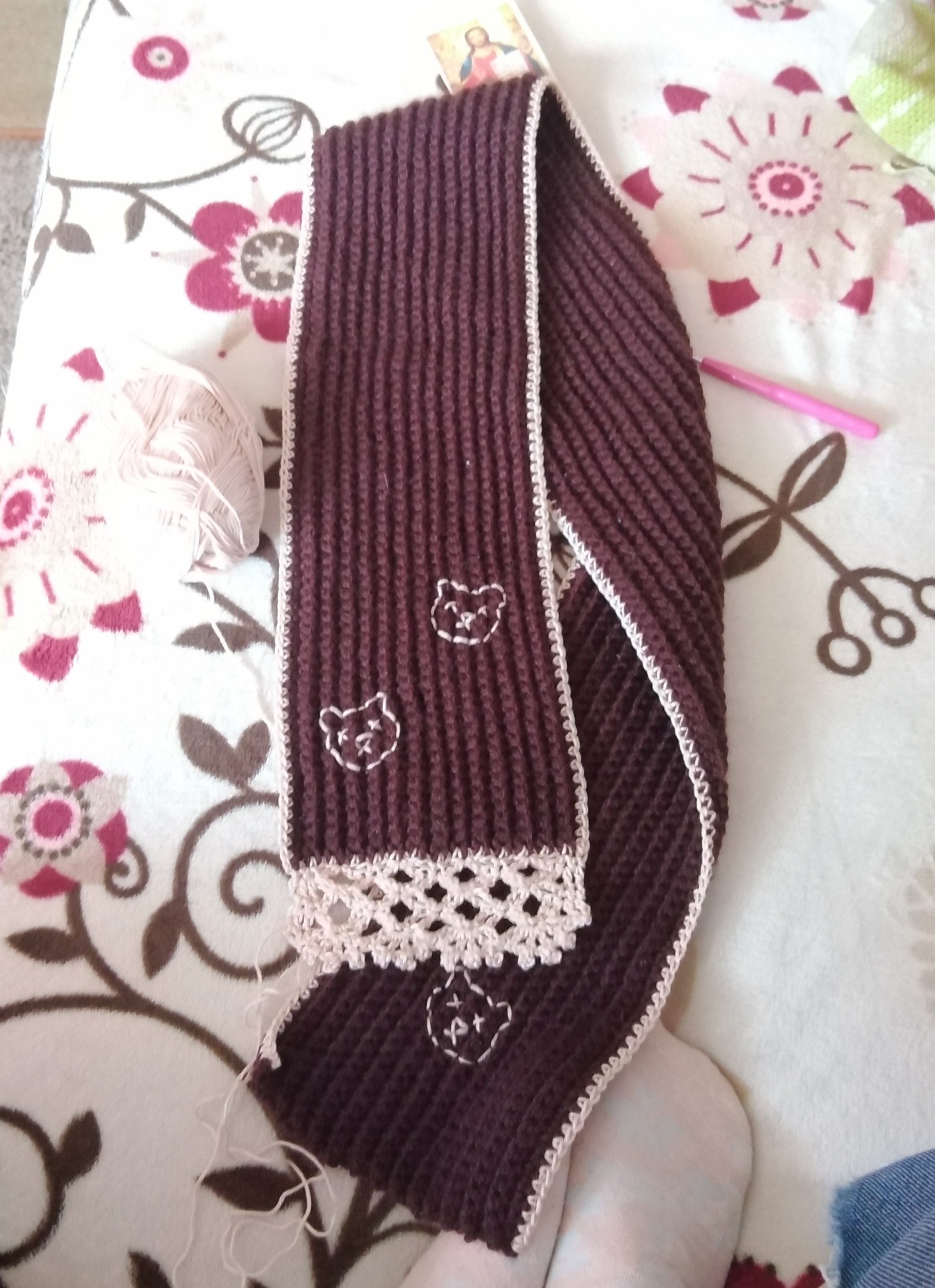 Fular. Am renunțat la bordura aia dantelată în caz că vă întrebați